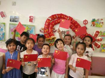 点亮中国心、最美中国梦--记秋月枫幼儿园庆祝